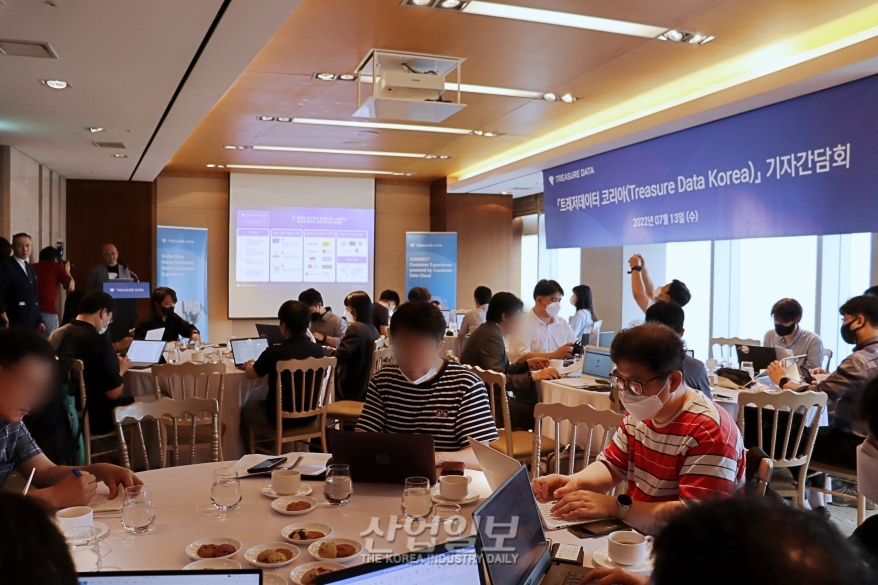 “흩어진 고객 데이터 통합…연결된 고객 경험 제공”