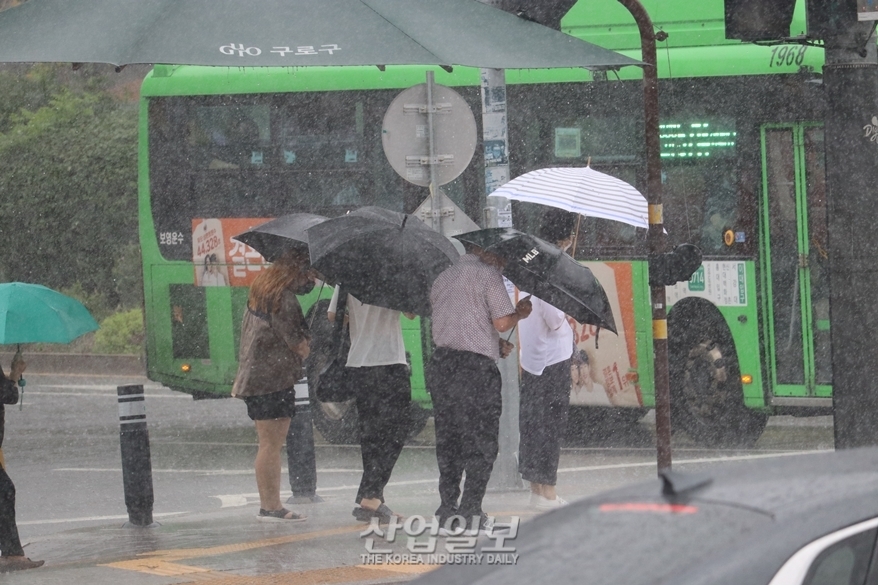 [포토뉴스] 서울 포함 수도권 등 호우특보 시간당 30~50mm