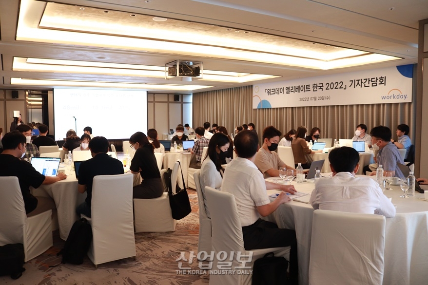 “통합적인 디지털 전환(DX) 추진 필요해”