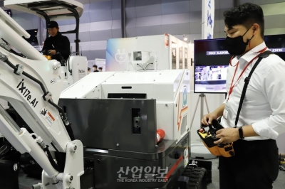 [스마트건설산업전] 원격으로 조종하는 전기굴착기, 인명피해 위험 줄여