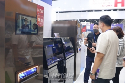 [식품·기기전] UV 램프로 식판 소독…안전성 높여