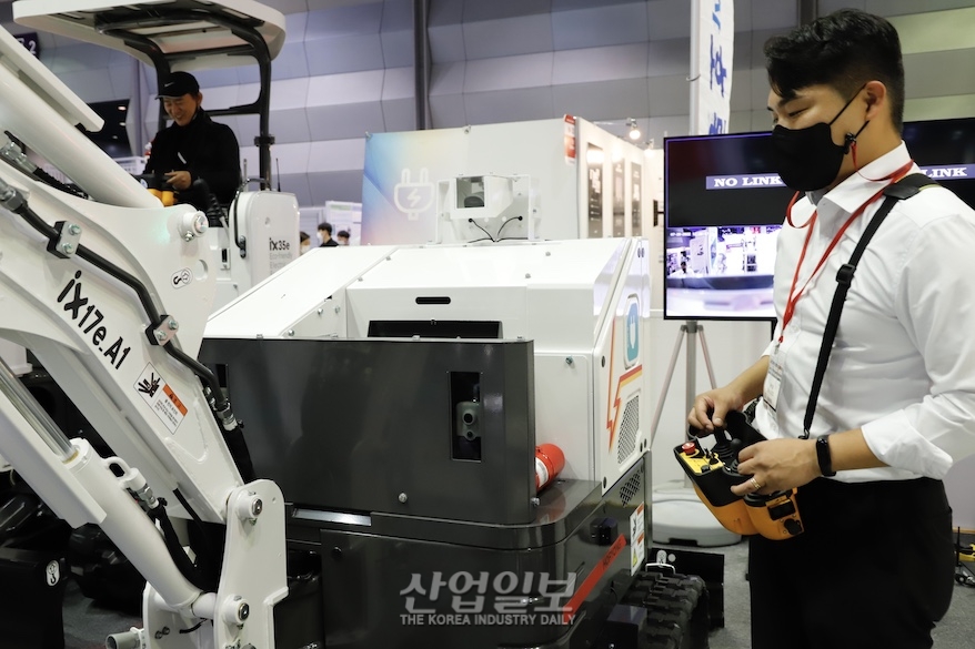 [스마트건설산업전] 원격으로 조종하는 전기굴착기, 인명피해 위험 줄여