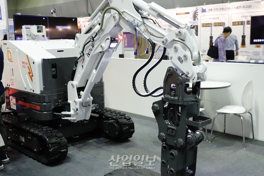 [스마트건설산업전] 원격으로 조종하는 전기굴착기, 인명피해 위험 줄여