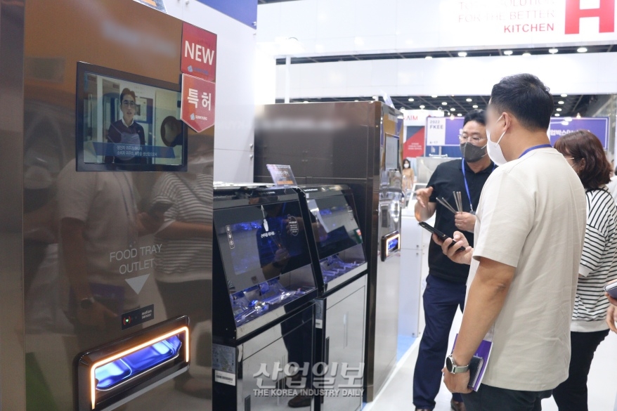 [식품·기기전] UV 램프로 식판 소독…안전성 높여