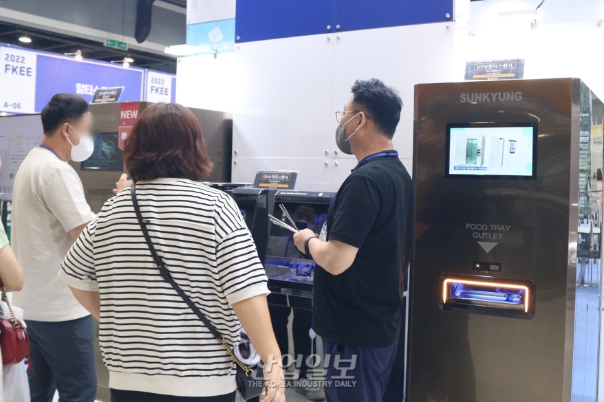 [식품·기기전] UV 램프로 식판 소독…안전성 높여