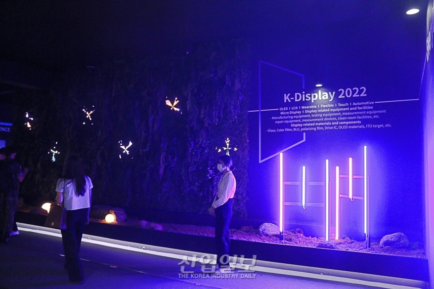 [디스플레이산업전] 디스플레이로 조성한 인공산책로를 걷다