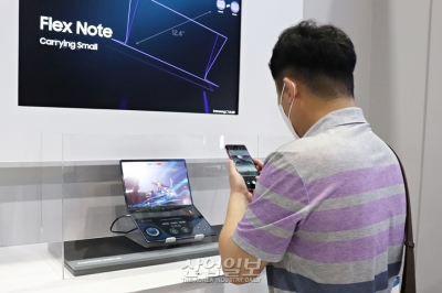 [디스플레이산업전] ‘찰칵찰칵’ 전시회를 담아가는 참관객들