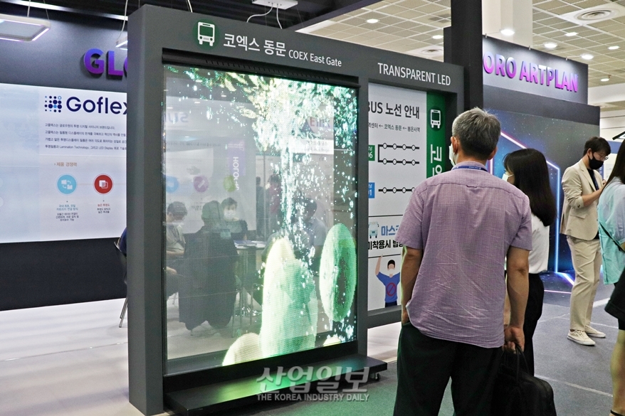 [디스플레이산업전] 참관객 발길 멈추는 투명 LED 디스플레이