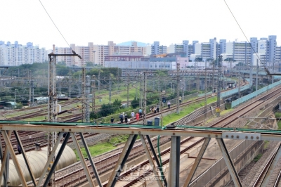 [1보] 구로행 급행 열차 운행 중 정지···승객들 구로역 철길 따라 역사로 이동