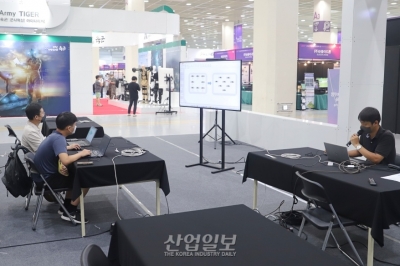 [무인이동체산업전] 드론 코딩 교육에 열중인 참관객들