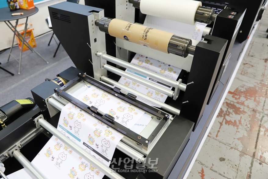 디지털 프린팅부터 레이저 커팅까지 한 번에