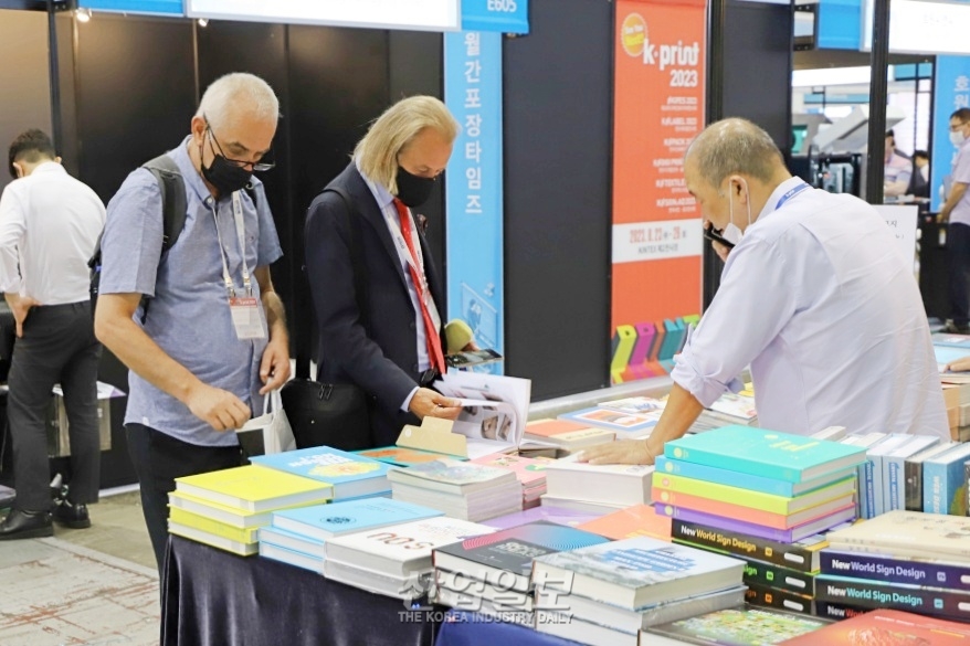 인쇄 기술 동향 살피는 국내·외 바이어들