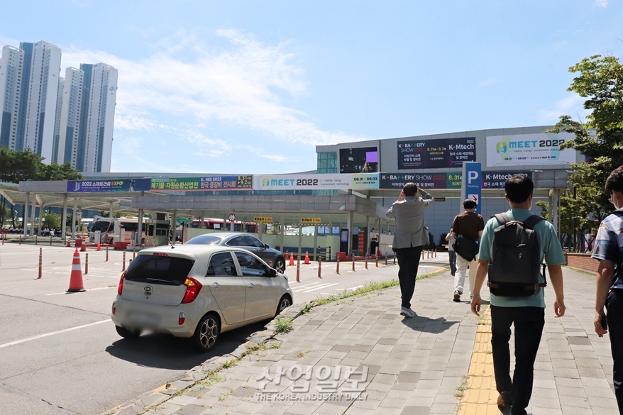 [포토뉴스] 차세대 산업 전시회 동시 개최에 붐비는 전시장
