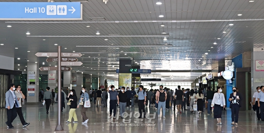 [포토뉴스] 차세대 산업 전시회 동시 개최에 붐비는 전시장