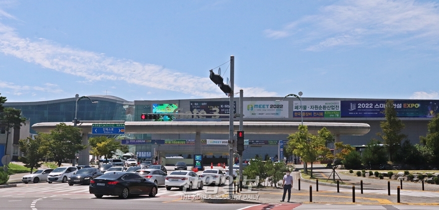 [포토뉴스] 차세대 산업 전시회 동시 개최에 붐비는 전시장