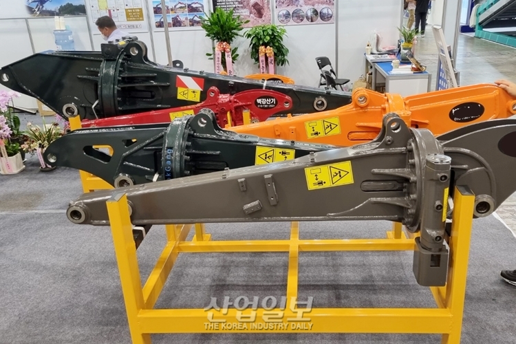 '한국중장비 전시회'에 등장한 세계 최초 신개념 360˚ 회전암(Arm)