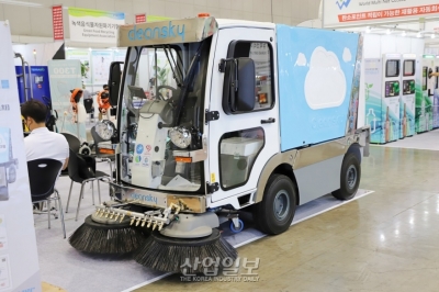 재비산먼지 제거하는 전기 노면 청소차