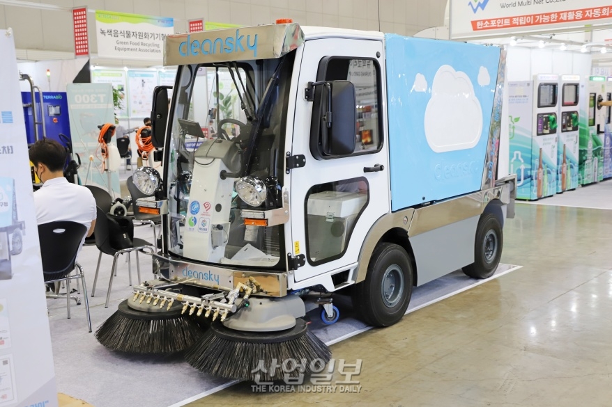 재비산먼지 제거하는 전기 노면 청소차