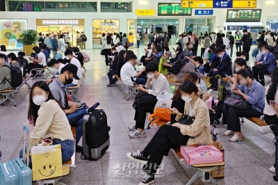 [포토뉴스] “고향 갑니다”…서울역 북적