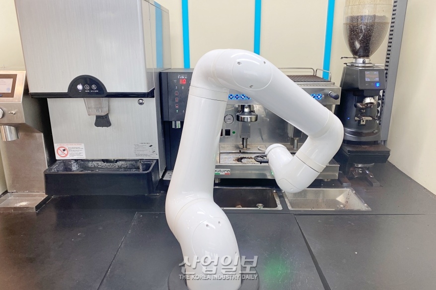 [포토뉴스] 귀경길 휴게소, 로봇이 만든 커피 마셔볼까