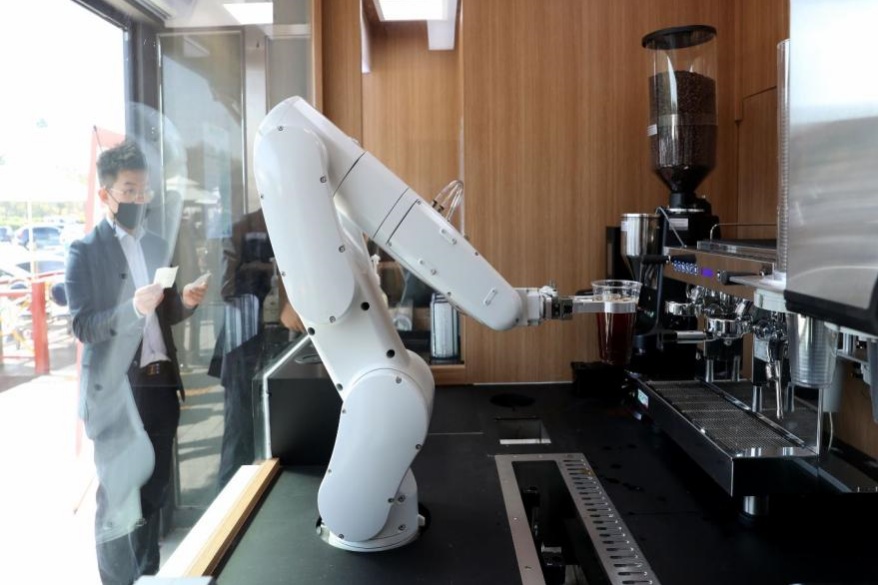 [포토뉴스] 귀경길 휴게소, 로봇이 만든 커피 마셔볼까