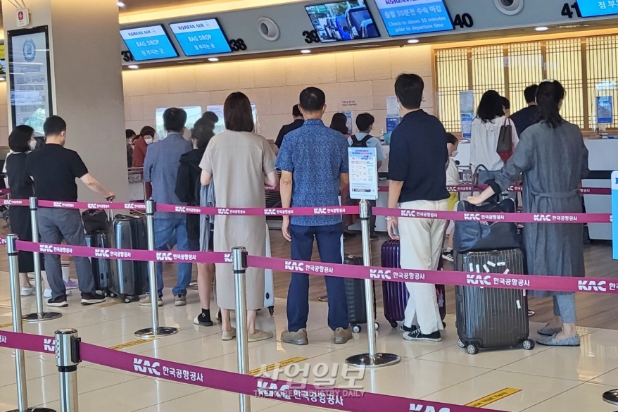 [포토뉴스] 추석 명절, 공항에서 탑승 대기 중인 귀성객들