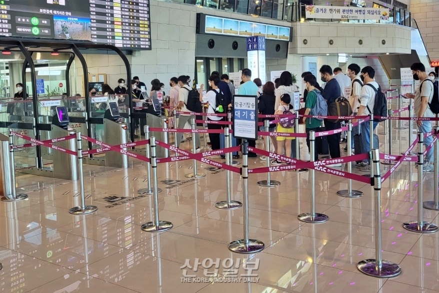 [포토뉴스] 추석 명절, 공항에서 탑승 대기 중인 귀성객들