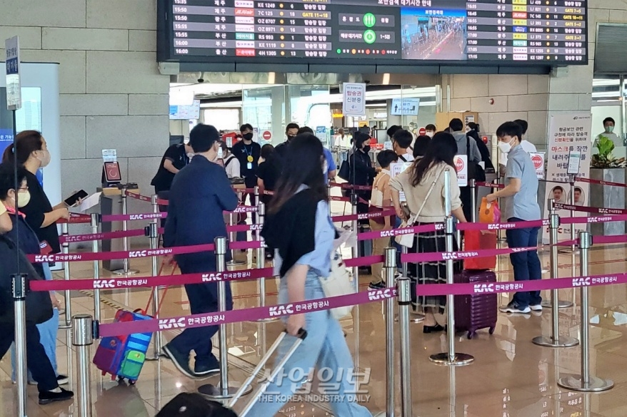 [포토뉴스] 추석 명절, 공항에서 탑승 대기 중인 귀성객들