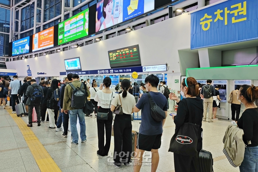 [포토뉴스] “고향 갑니다”…서울역 북적