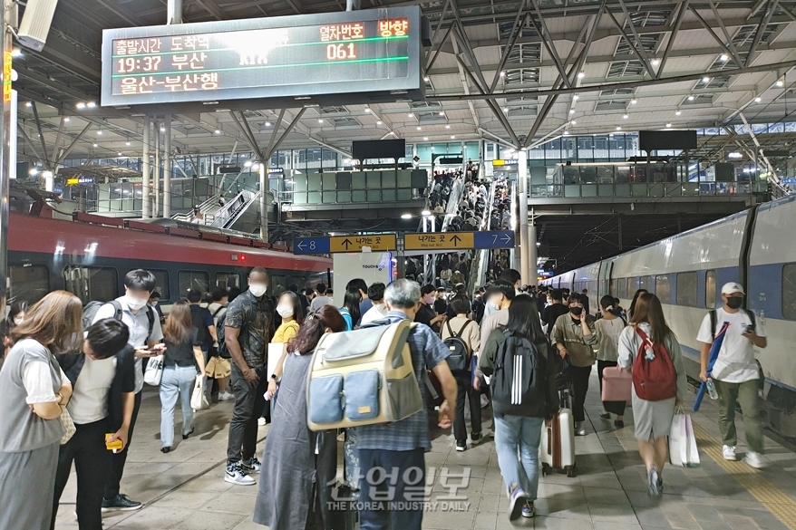 [포토뉴스] “고향 갑니다”…서울역 북적