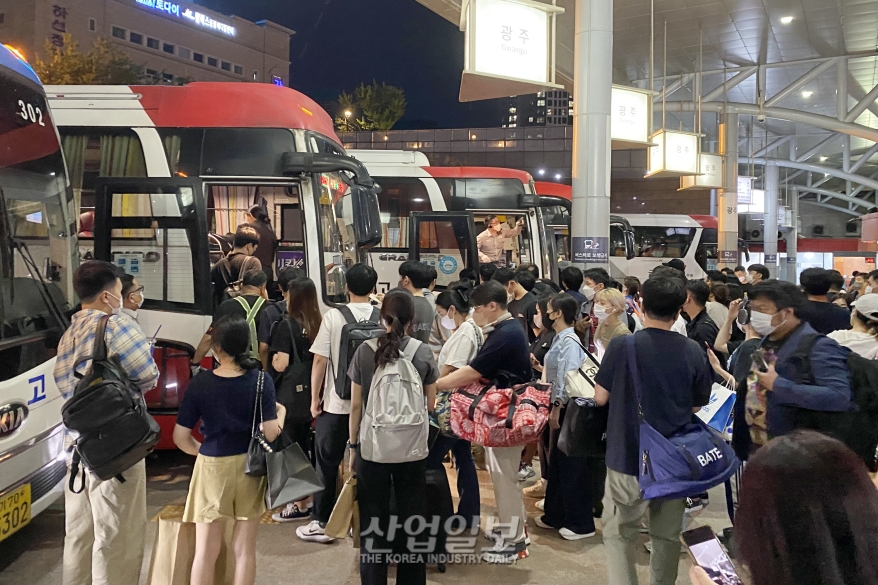 [포토뉴스] 귀성객들로 붐비는 고속버스터미널