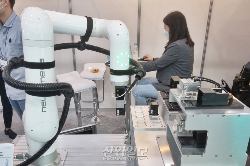 [국제PCB 및 반도체패키징산업전] 센서 없어도 안전하게 작동하는 협동로봇