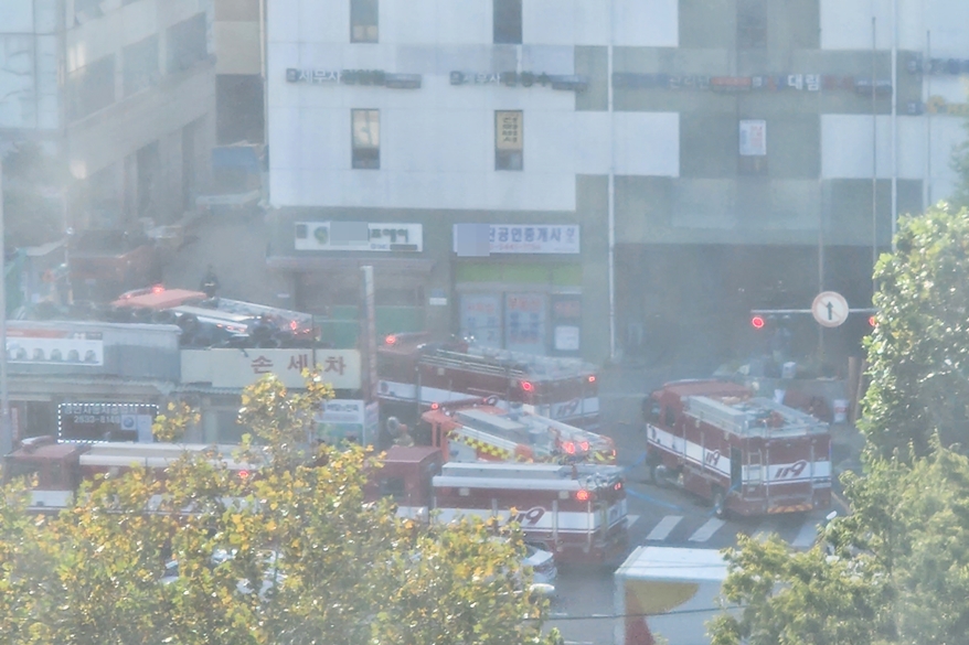 공구상가일번지 화재 발생 소방차 21대 출동 진화