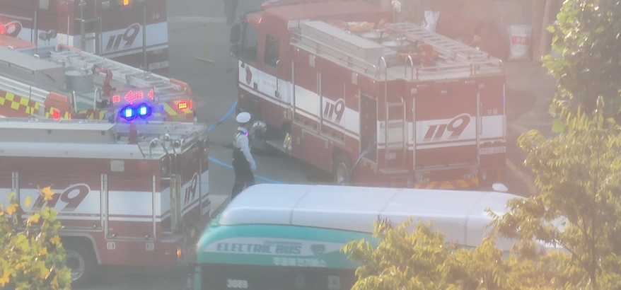 공구상가일번지 화재 발생 소방차 21대 출동 진화