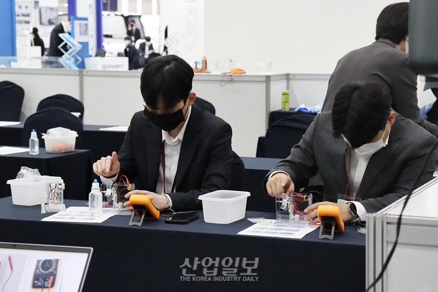 [포토뉴스] 직접 만들어 체감하는 에너지 원리