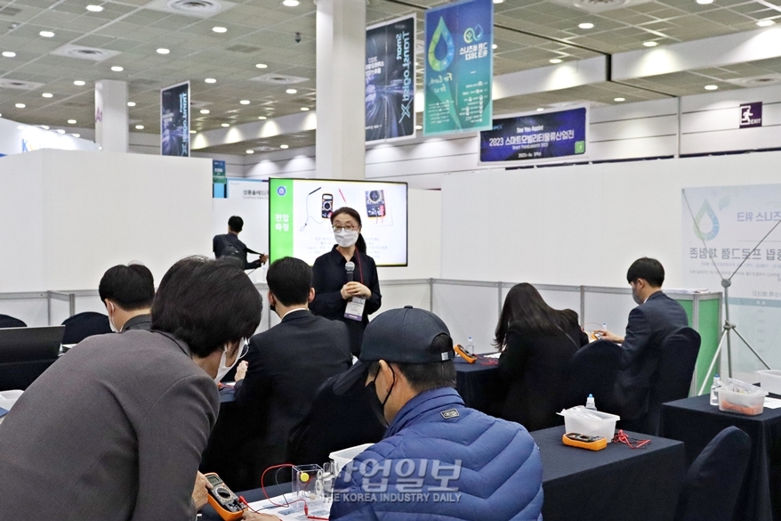 [포토뉴스] 직접 만들어 체감하는 에너지 원리