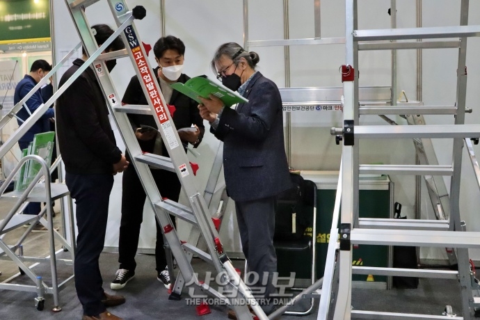 [한국산업대전] 고소 사다리 작업, 안정성 확보돼야