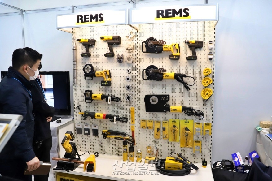 [한국산업대전] 킨텍스서, 파이프 설치하는 다양한 배관용 공구 선보여