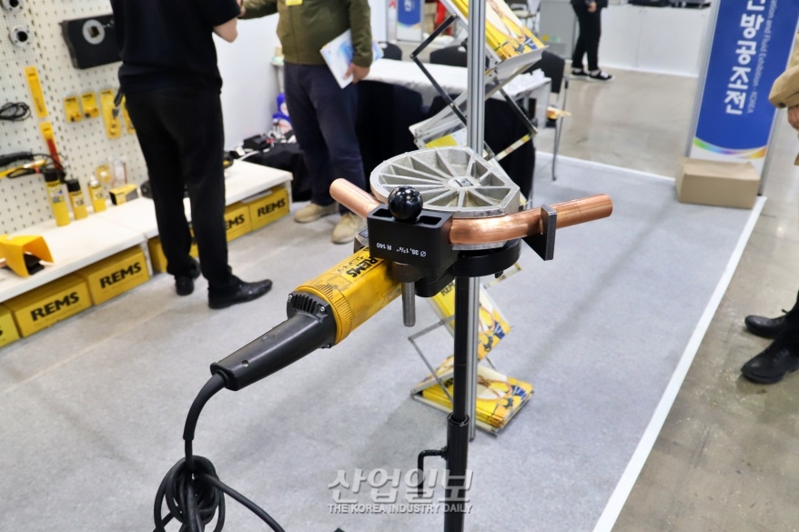 [한국산업대전] 킨텍스서, 파이프 설치하는 다양한 배관용 공구 선보여