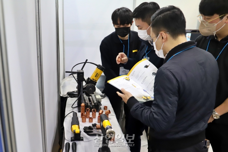 [한국산업대전] 킨텍스서, 파이프 설치하는 다양한 배관용 공구 선보여