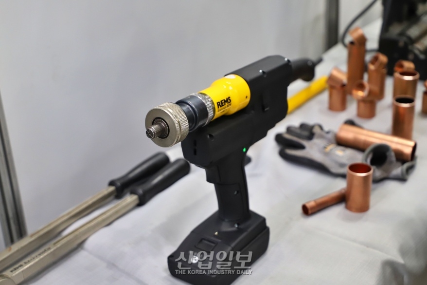 [한국산업대전] 킨텍스서, 파이프 설치하는 다양한 배관용 공구 선보여