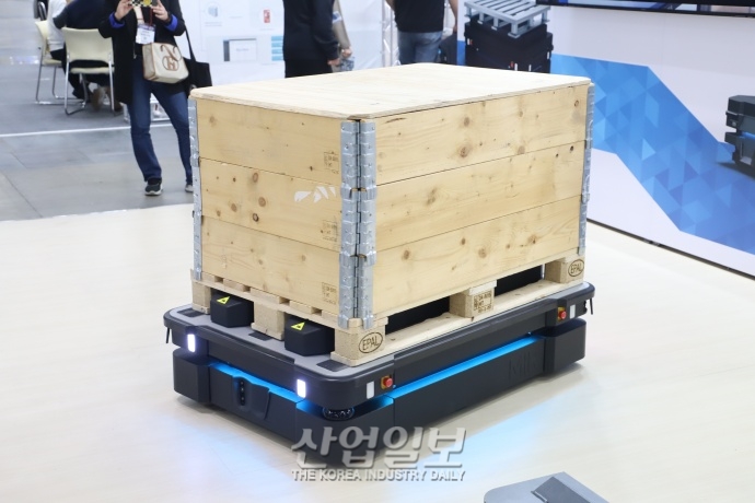 [로보월드] 소형 제품부터 대형 팔레트까지 운반 가능한 ‘자율주행로봇’