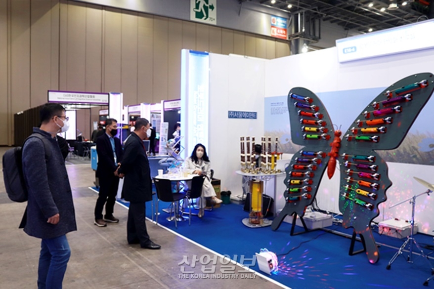 [로보월드] 전시장에 울려퍼지는 캐논변주곡…'로봇 음악대'