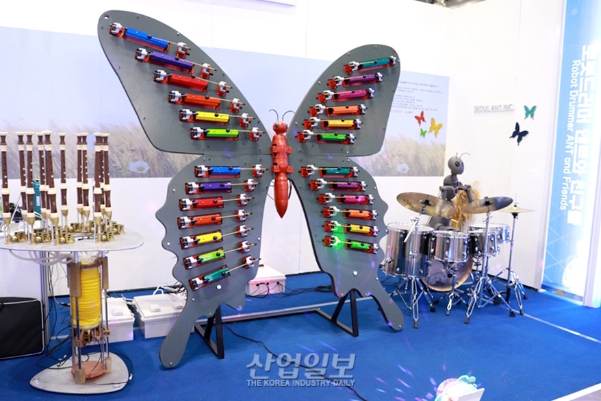 [로보월드] 전시장에 울려퍼지는 캐논변주곡…'로봇 음악대'