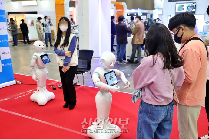 [로보월드] 다양한 모션 통해 사람과 악수 및 게임하는 ‘휴머노이드 로봇’