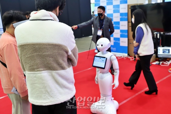 [로보월드] 다양한 모션 통해 사람과 악수 및 게임하는 ‘휴머노이드 로봇’