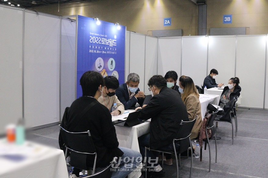 [로보월드] 바이어와 직접 만나 수출의 물꼬를 트다