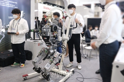 [로보월드] 두 발로 걷는 이족보행로봇 시연 펼쳐