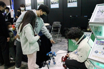 [로보월드] 미래 기술인재가 선보이는 창작로봇들