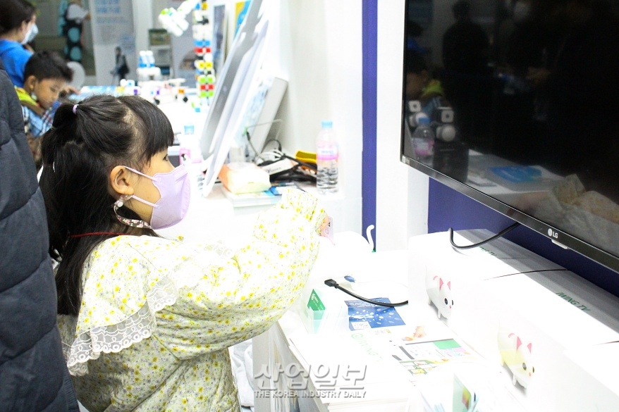 [로보월드] ‘카드 한 장’으로 여는 책